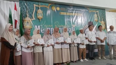 Jajaran karyawan dan pimpinan RSU PKU Aghisna Muhammadiyah Kroya berfoto bersama penerima sertifikat dan hadiah dalam kegiatan Kajian Ramadan memperingati Nuzulul Quran 1447 H di halaman Poli Gedung Barat.
