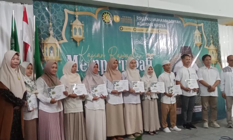 Jajaran karyawan dan pimpinan RSU PKU Aghisna Muhammadiyah Kroya berfoto bersama penerima sertifikat dan hadiah dalam kegiatan Kajian Ramadan memperingati Nuzulul Quran 1447 H di halaman Poli Gedung Barat.