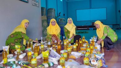 Pengurus ‘Aisyiyah Donorojo menyiapkan paket sembako berisi beras, gula, dan minyak goreng untuk kegiatan bakti sosial Ramadan 1447 H di Gedung Dakwah Muhammadiyah Donorojo, Jepara.