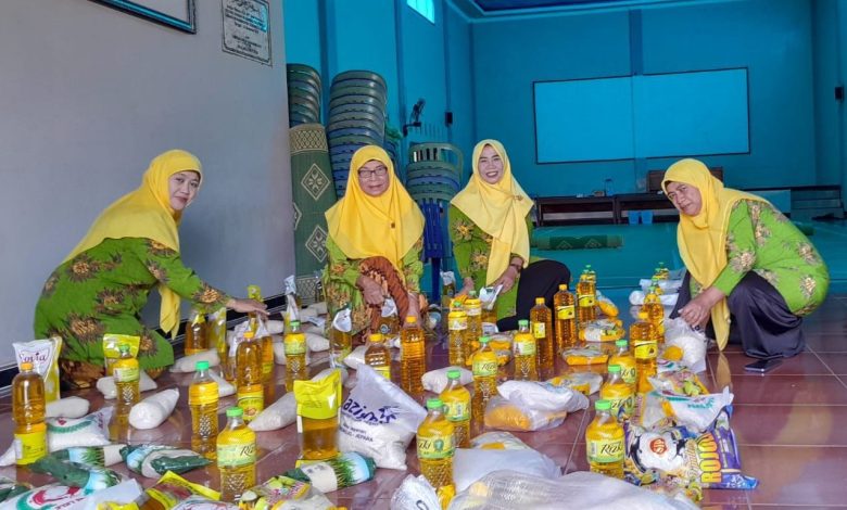 Pengurus ‘Aisyiyah Donorojo menyiapkan paket sembako berisi beras, gula, dan minyak goreng untuk kegiatan bakti sosial Ramadan 1447 H di Gedung Dakwah Muhammadiyah Donorojo, Jepara.