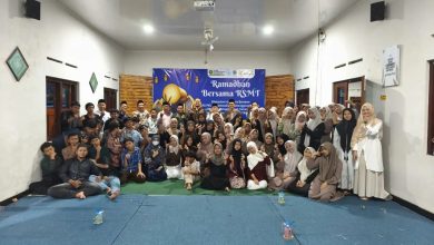 Peserta silaturahim dan buka bersama RS PKU Muhammadiyah Temanggung dengan LKSA PAY Putra dan Putri Muhammadiyah Temanggung berfoto bersama dalam rangka Semarak Ramadan 1447 H.