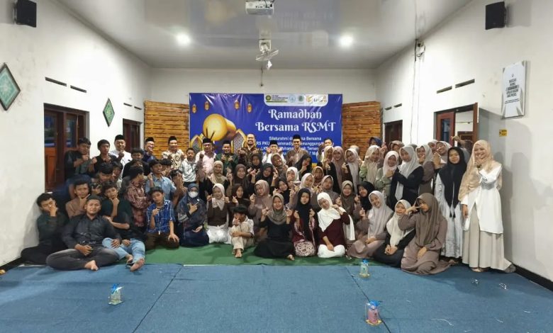 Peserta silaturahim dan buka bersama RS PKU Muhammadiyah Temanggung dengan LKSA PAY Putra dan Putri Muhammadiyah Temanggung berfoto bersama dalam rangka Semarak Ramadan 1447 H.