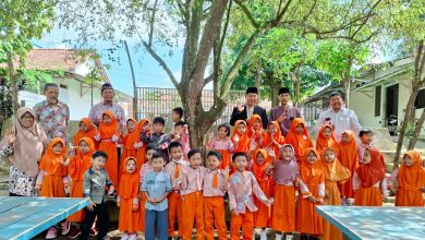Anak-anak TK Abas Two berfoto bersama pengasuh dan santri di PPMTQ Al Ijtihad Sirau Banyumas dalam kegiatan berbagi infak Ramadan.
