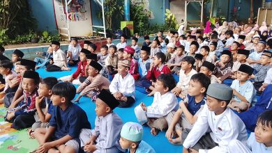 Siswa SD Muhammadiyah Kriyan mengikuti kegiatan Pesantren Ramadan dengan duduk bersama di halaman sekolah untuk menyimak materi keislaman.