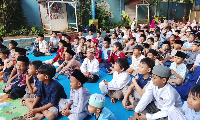 Siswa SD Muhammadiyah Kriyan mengikuti kegiatan Pesantren Ramadan dengan duduk bersama di halaman sekolah untuk menyimak materi keislaman.