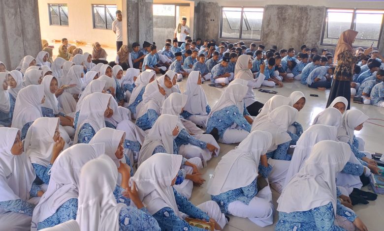 Siswa SMP Muhammadiyah 2 Masaran Sragen mengikuti kegiatan Pesantren Ramadhan di aula sekolah pada Maret 2026.