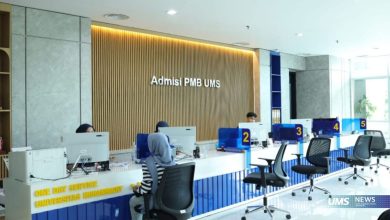 Layanan Admisi PMB Universitas Muhammadiyah Surakarta (UMS) yang melayani pendaftaran calon mahasiswa baru di kantor admisi kampus.