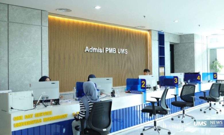 Layanan Admisi PMB Universitas Muhammadiyah Surakarta (UMS) yang melayani pendaftaran calon mahasiswa baru di kantor admisi kampus.
