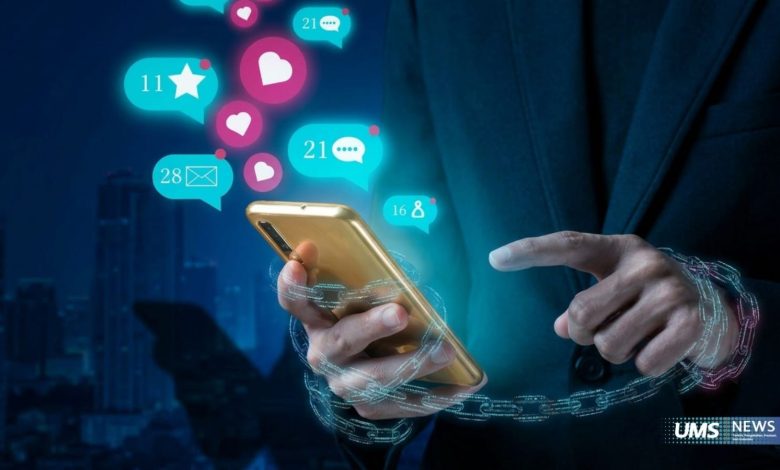 Ilustrasi penggunaan media sosial di ponsel dengan berbagai notifikasi yang menggambarkan dinamika ruang digital dan tantangan etika bermedia.