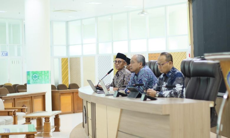 Rektor UMS Prof. Dr. Harun Joko Prayitno memimpin Rapat Tinjauan Manajemen (RTM) universitas di Gedung Induk Siti Walidah.