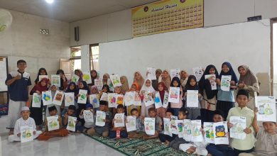 Santri TPQ MQ Al-Hayyu menunjukkan hasil lomba mewarnai dalam kegiatan Semarak Ramadan yang diinisiasi dai Pondok Shabran UMS di Kayong Utara, Kalimantan Barat.