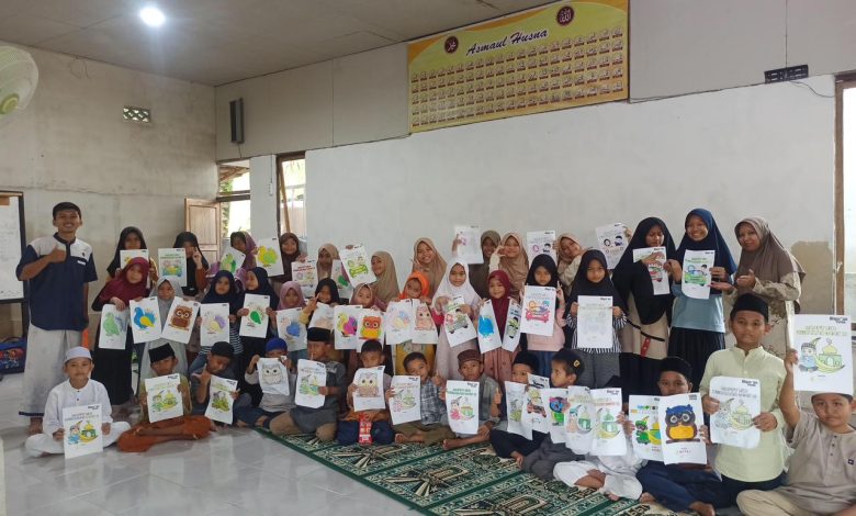 Santri TPQ MQ Al-Hayyu menunjukkan hasil lomba mewarnai dalam kegiatan Semarak Ramadan yang diinisiasi dai Pondok Shabran UMS di Kayong Utara, Kalimantan Barat.