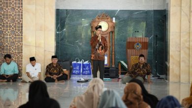 Wakil Rektor III UMS Dr. Mutohharun Jinan menyampaikan tausiyah dalam kegiatan Pengajian Al Maun dan pembagian bingkisan Lebaran di Masjid Sudalmiyah Rais UMS.