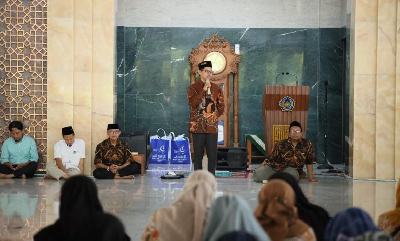 Wakil Rektor III UMS Dr. Mutohharun Jinan menyampaikan tausiyah dalam kegiatan Pengajian Al Maun dan pembagian bingkisan Lebaran di Masjid Sudalmiyah Rais UMS.