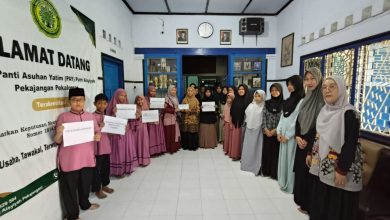Perwakilan MIM Kauman menyerahkan santunan kepada anak yatim di PAY Aisyiyah Pekajangan dalam rangka Milad ke-69 madrasah.
