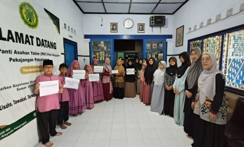 Perwakilan MIM Kauman menyerahkan santunan kepada anak yatim di PAY Aisyiyah Pekajangan dalam rangka Milad ke-69 madrasah.