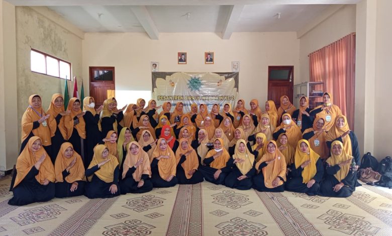 Peserta Pesantren Birrul Walidain ke-2 yang diselenggarakan PCA Banyudono berfoto bersama di Ma’had ‘Aisyiyah Banyudono, Boyolali.