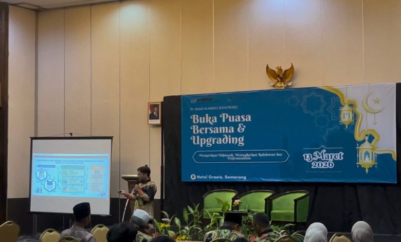 Kegiatan upgrading dan buka puasa bersama PT Sinar Muhindo Konstruksi di Ballroom Hotel Grasia Semarang diikuti puluhan karyawan sebagai bagian dari penguatan bisnis kontraktor.