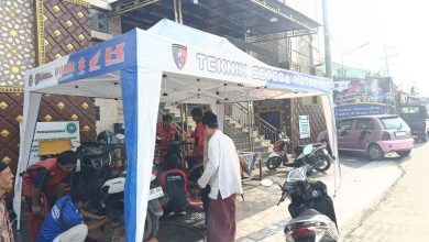 Kegiatan servis motor gratis oleh DKM Masjid IQRO Kluwut bekerja sama dengan SMK Muhammadiyah Bulakamba di halaman masjid menjelang Idulfitri.