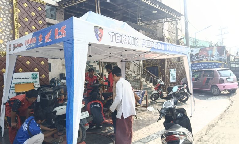 Kegiatan servis motor gratis oleh DKM Masjid IQRO Kluwut bekerja sama dengan SMK Muhammadiyah Bulakamba di halaman masjid menjelang Idulfitri.