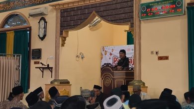 Penceramah menyampaikan materi dalam kegiatan Safari Dakwah Zakat Lazismu Purbalingga di Masjid Ash-Shobari, Kalimanah, Purbalingga, disaksikan jamaah.