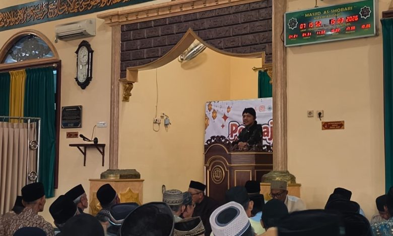 Penceramah menyampaikan materi dalam kegiatan Safari Dakwah Zakat Lazismu Purbalingga di Masjid Ash-Shobari, Kalimanah, Purbalingga, disaksikan jamaah.