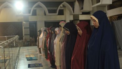 Jamaah perempuan melaksanakan salat malam dalam kegiatan iktikaf 10 malam terakhir Ramadan di Masjid Sudalmiyah Rais Universitas Muhammadiyah Surakarta.