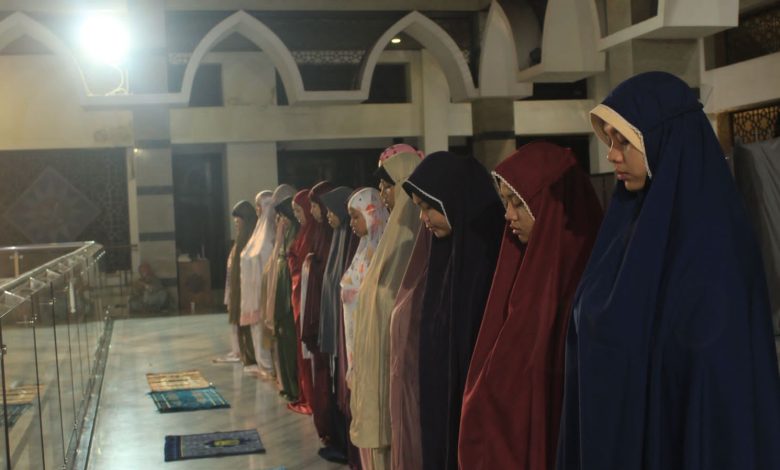 Jamaah perempuan melaksanakan salat malam dalam kegiatan iktikaf 10 malam terakhir Ramadan di Masjid Sudalmiyah Rais Universitas Muhammadiyah Surakarta.