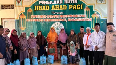 Pimpinan Cabang Muhammadiyah Kebakkramat bersama penerima manfaat berfoto usai penyaluran paket sembako program Bakso Maknyus dalam kegiatan Kajian Ahad Pagi di Karanganyar.