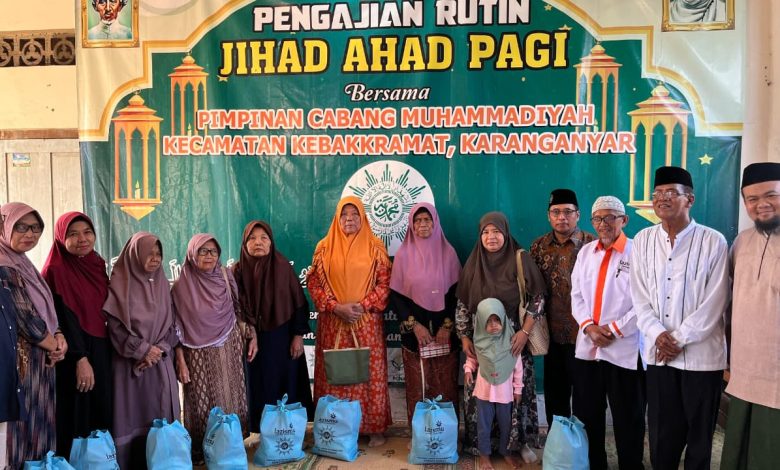 Pimpinan Cabang Muhammadiyah Kebakkramat bersama penerima manfaat berfoto usai penyaluran paket sembako program Bakso Maknyus dalam kegiatan Kajian Ahad Pagi di Karanganyar.