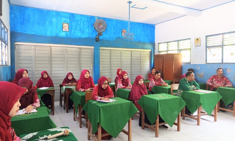 Suasana kegiatan Penilaian Kinerja Kepala Sekolah (PKKSS) di SD Muhammadiyah Kebagusan Pemalang yang diikuti guru dan tim penilai di ruang kelas.