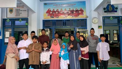 Guru dan siswa SD Muhammadiyah Kebagusan berfoto bersama penerima santunan dalam kegiatan pembagian bantuan sosial di lingkungan sekolah, Pemalang.