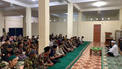 Peserta ifthar bersama di PPTQ Shirathun Najah mengikuti tausiyah menjelang berbuka puasa di Sukoharjo, Jumat 6 Maret 2026.