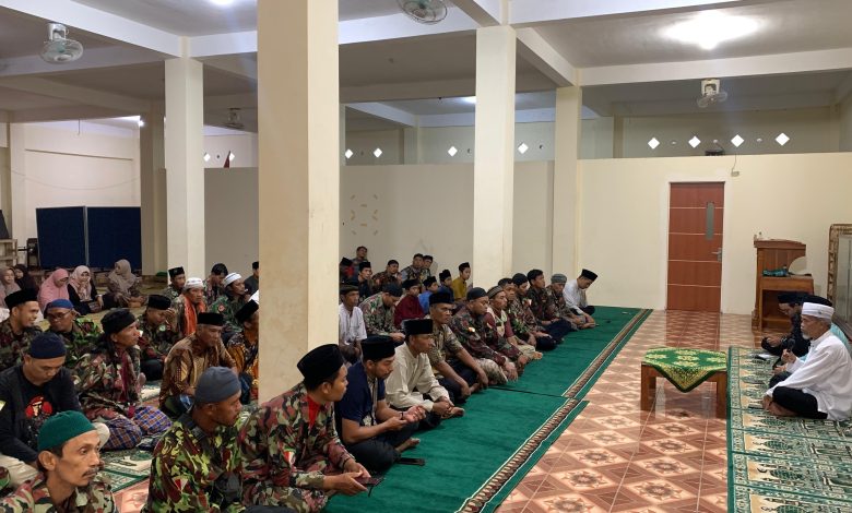 Peserta ifthar bersama di PPTQ Shirathun Najah mengikuti tausiyah menjelang berbuka puasa di Sukoharjo, Jumat 6 Maret 2026.