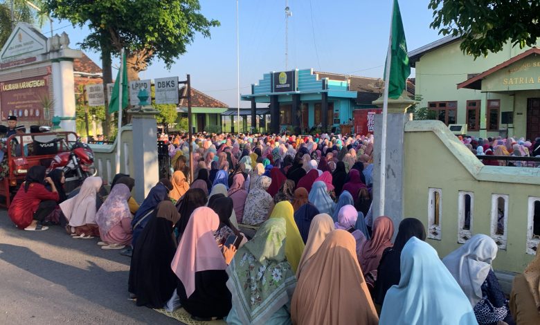 Ribuan jamaah mengikuti Ngaji Ahad Pagi penutup Ramadhan 1447 H yang digelar AMM Imogiri di Halaman Balai Desa Karangtengah, Imogiri, Bantul, Ahad pagi.