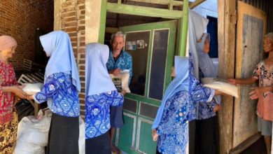 Siswa SMP Muhammadiyah 5 Kandangan menyalurkan paket zakat fitrah dari rumah ke rumah kepada warga di Kecamatan Kandangan.
