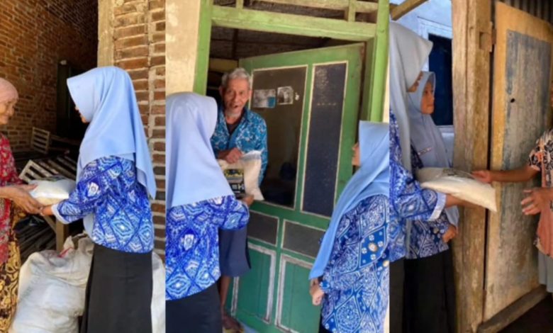 Siswa SMP Muhammadiyah 5 Kandangan menyalurkan paket zakat fitrah dari rumah ke rumah kepada warga di Kecamatan Kandangan.