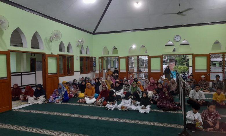 Jamaah mengikuti kajian spesial Ramadan bersama Ustaz Dwi Jatmiko di Masjid Subulussalam Kadipiro Solo.