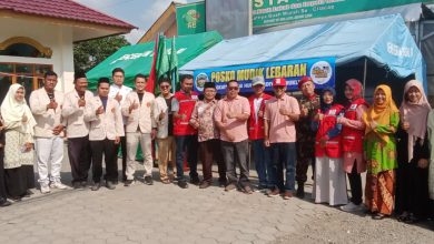 Tim Posko MudikMu Lebaran AMM Jeruklegi berfoto bersama usai pembukaan posko di depan Masjid Al Furqon, Jeruklegi, Cilacap.