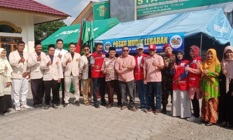 Tim Posko MudikMu Lebaran AMM Jeruklegi berfoto bersama usai pembukaan posko di depan Masjid Al Furqon, Jeruklegi, Cilacap.