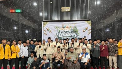 Peserta buka bersama dan talk show AMM Jeruklegi berfoto bersama di Masjid Ulil Albab SMK Migas Muhammadiyah Cilacap.