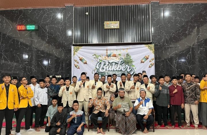 Peserta buka bersama dan talk show AMM Jeruklegi berfoto bersama di Masjid Ulil Albab SMK Migas Muhammadiyah Cilacap.