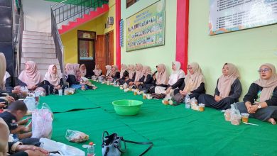 Guru dan staf PAUD Surya Ceria Aisyiyah mengikuti kegiatan buka puasa bersama di lingkungan sekolah pada Kamis, 12 Maret 2026.