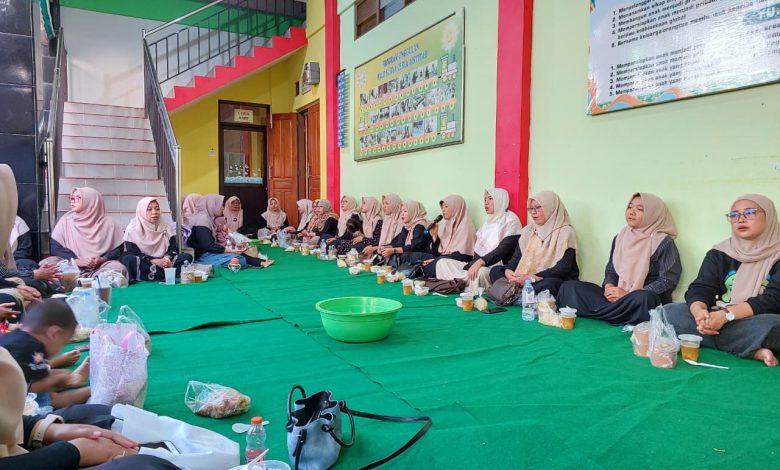 Guru dan staf PAUD Surya Ceria Aisyiyah mengikuti kegiatan buka puasa bersama di lingkungan sekolah pada Kamis, 12 Maret 2026.