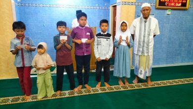 Anak-anak yatim dan santri TPQ menerima santunan dari Takmir Masjid Nur Hidayah Tanjung dalam kegiatan Amaliah Ramadhan 1447 H di Purwokerto Selatan.
