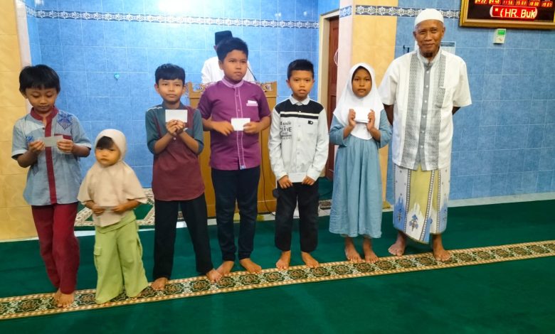 Anak-anak yatim dan santri TPQ menerima santunan dari Takmir Masjid Nur Hidayah Tanjung dalam kegiatan Amaliah Ramadhan 1447 H di Purwokerto Selatan.