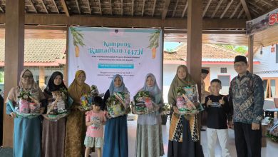 Sejumlah orang tua asuh, murid, dan pendamping berfoto bersama sambil memegang parsel pada kegiatan Kampung Ramadan 1447 H SD Muhammadiyah PK Kottabarat Solo di Desa Catur, Boyolali.