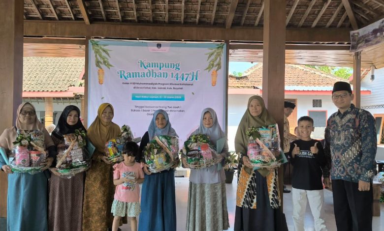 Sejumlah orang tua asuh, murid, dan pendamping berfoto bersama sambil memegang parsel pada kegiatan Kampung Ramadan 1447 H SD Muhammadiyah PK Kottabarat Solo di Desa Catur, Boyolali.