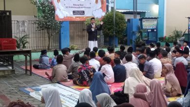 Siswa MIM Kauman Wiradesa mengikuti kuliah senja dan buka puasa bersama dalam kegiatan Ramadan di halaman madrasah, Sabtu, 14 Maret 2026.