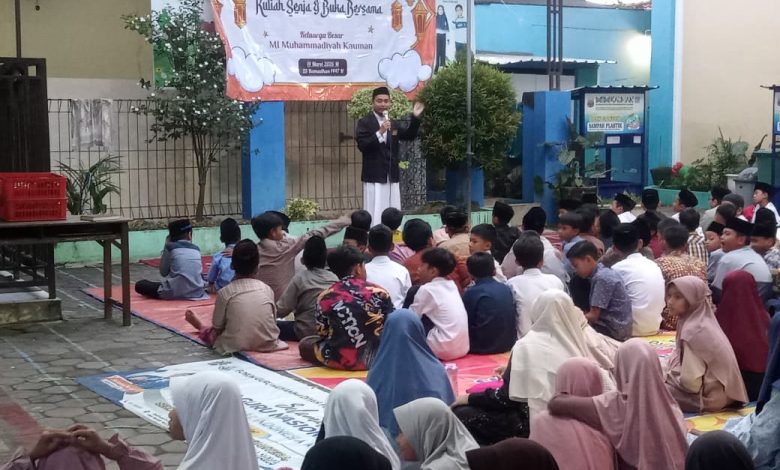 Siswa MIM Kauman Wiradesa mengikuti kuliah senja dan buka puasa bersama dalam kegiatan Ramadan di halaman madrasah, Sabtu, 14 Maret 2026.